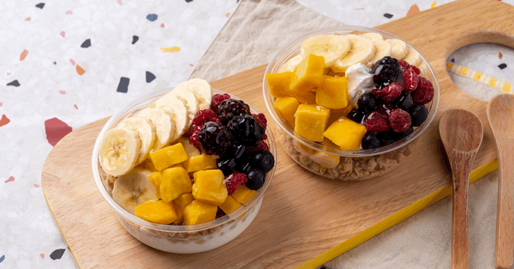 yogur con granola y frutas