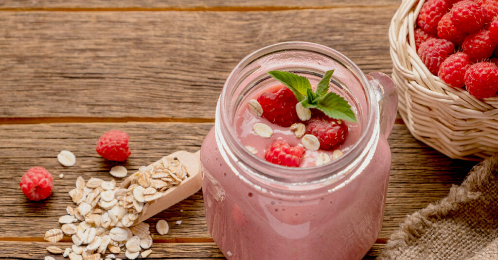 Smoothie de frutos rojos con granola